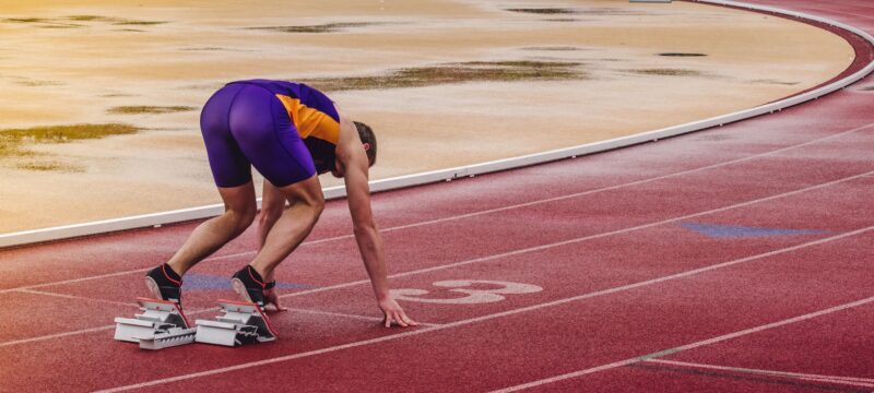 陸上選手がクラウチングスタートしている画像, 物事を始める様を表している